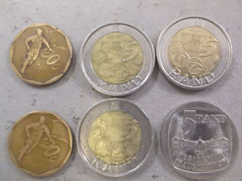 COINS : SOUTH AFRICA R5 PRESIDENTIAL INAUGURATION 1994 / 90 YEARS SARB / 50c SOCCER